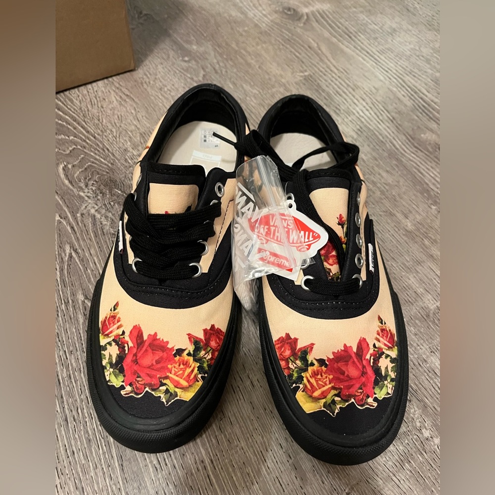 Vans Era
Supreme Jean Paul Gaultier Peach size 8